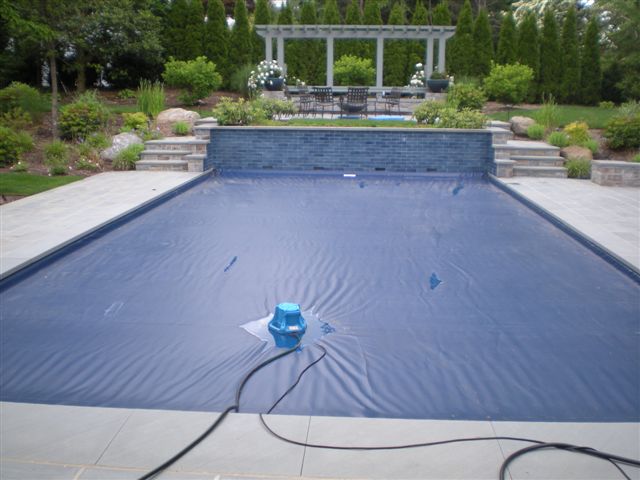 Pool Owners Should Consider an Automatic Swimming Pool Cover